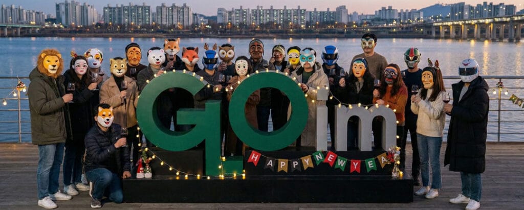 한강을 배경으로 개성 있는 가면을 쓴 글로임 임직원들의 2026년 새해 맞이 와인 파티 현